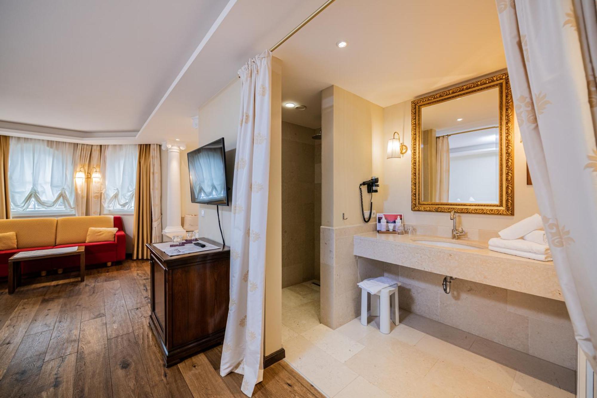 Hotel Fameli Olang 객실 사진